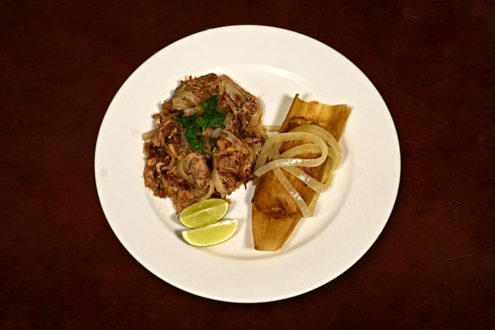 Tamal con lechón: roast pork with sautéed onions and lime
